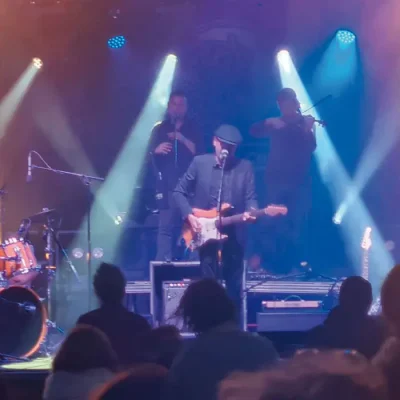 Le groupe folk rock irlandais DORCHA COBS sur scène