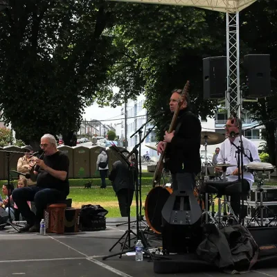Le groupe Trio Amañ ( chapman stick, accordéon & percussion ) dans l’action culturelle réalisée pour le Grande Marée avec l’association l’USEP