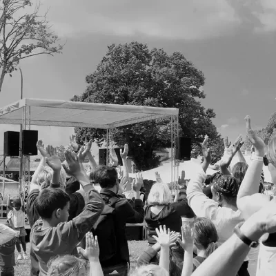 Applaudissements pour le groupe Trio Amañ dans l’action culturelle réalisée pour le Grande Marée avec l’association l’USEP
