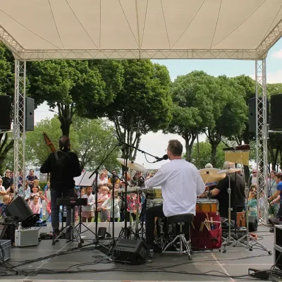 Groupe de musique chapman stick, accordéon & percussion durant l’action culturelle, festival des Grandes Marée avec l’association l’USEP